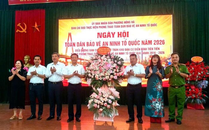 Đảng ủy, HĐND, UBND, Ủy ban MTTQ Việt Nam phường Hồng Hà tặng hoa chúc mừng Ngày hội. Ảnh: Phương Thảo