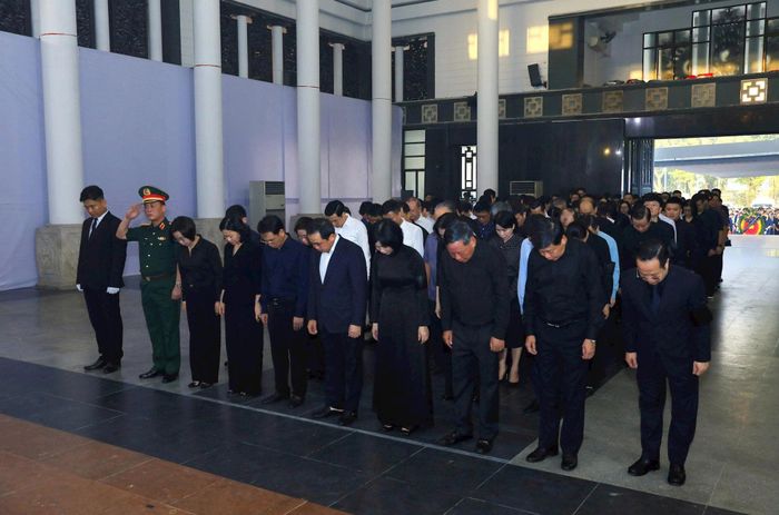Đoàn đại biểu lãnh đạo thành phố Hà Nội dành một phút mặc niệm tưởng nhớ đồng chí Phạm Quí Tiên. Ảnh: PV