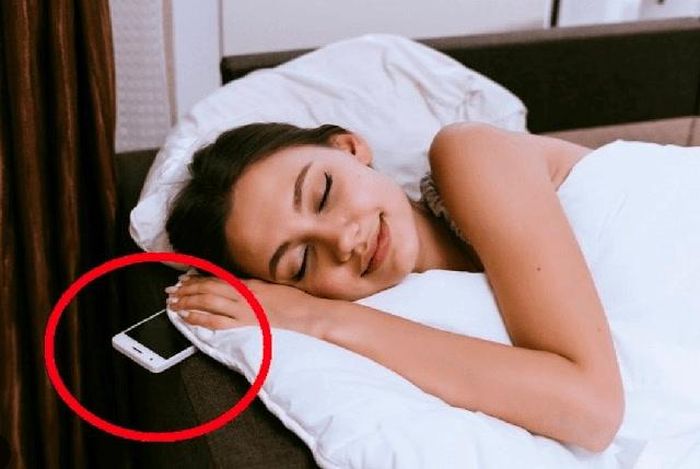 Hãy đặt điện thoại cách giường một khoảng, bật chế độ im lặng hoặc không làm phiền và chỉ sử dụng báo thức khi cần.