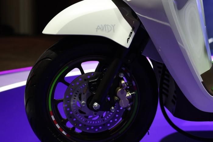 Mỗi chiếc New Honda Giorno+ BUZZ LIGHTYEAR Limited Edition đều đi kèm Running Number Sticker,