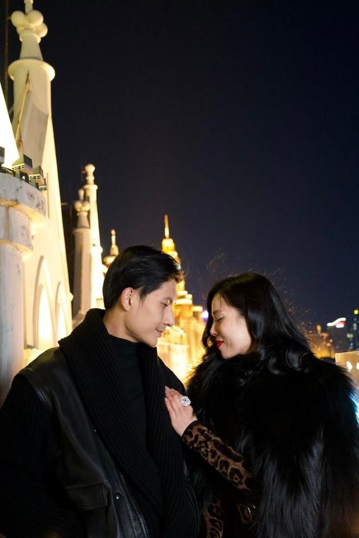 Cặp đôi đã có với nhau 5 năm hẹn hò. Trong hành trình ấy, Lệ Quyên thoải mái chia sẻ những khoảnh khắc ngọt ngào bên bạn trai sinh năm 1992 lên mạng xã hội. Có giai đoạn, Lệ Quyên - Lâm Bảo Châu gặp nhiều sóng gió, thị phi từ cộng đồng mạng. Tuy nhiên, sau tất cả thì cặp đôi lệch 12 tuổi vẫn nắm chặt tay nhau trong suốt thời gian qua.