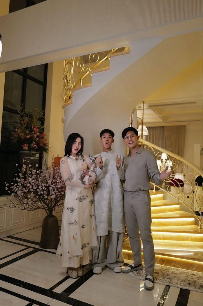 Qua những chia sẻ của Lệ Quyên, khán giả thấy được dù Lâm Bảo Châu kém tuổi nhưng anh đã trưởng thành từng ngày để phù hợp với bạn gái. Thậm chí, theo nữ chính tâm sự, Lâm Bảo Châu còn phải hy sinh hào quang của mình để giúp Lệ Quyên. "Khi biết tôi thì bạn ấy hy sinh công việc của mình, lo mọi thứ cho tôi. Vì tôi cũng không muốn người ngoài giúp đỡ. Vì vậy, Lâm Bảo Châu chịu nhiều sức ép từ dư luận chỉ vì lỡ chọn yêu Lệ Quyên. Rõ ràng ở đây, Lâm Bảo Châu đã thiệt thòi rất nhiều", Lệ Quyên trải lòng trong một cuộc họp báo ra mắt sản phẩm âm nhạc cách đây vài năm. Hiện tại, sau nhiều sóng gió, cặp đôi sống hạnh phúc và bình yên bên nhau như bao cặp tình nhân khác.