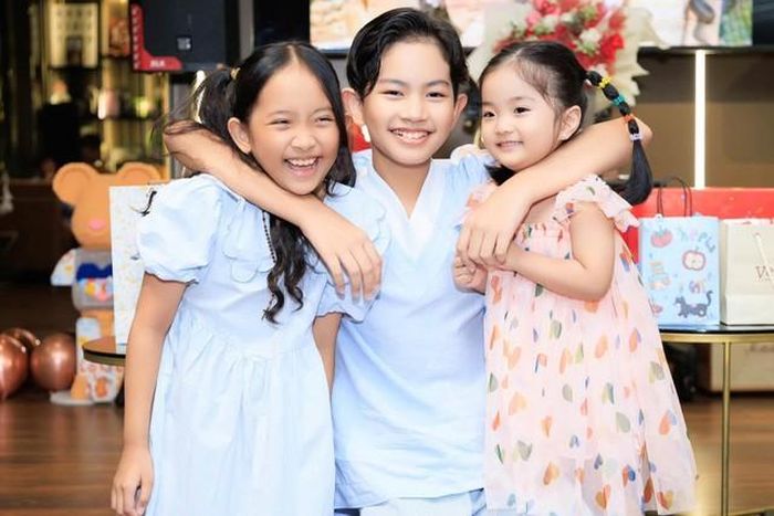 3 anh, chị, em nhà Lisa.