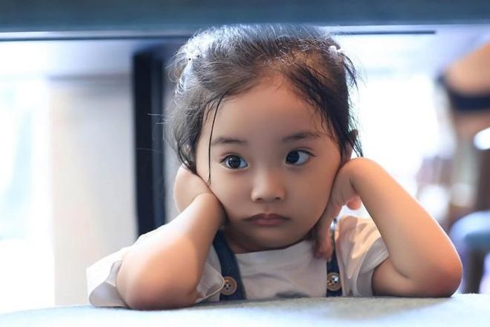 Vẻ ngoài đáng yêu của cô bé chưa tròn 3 tuổi.