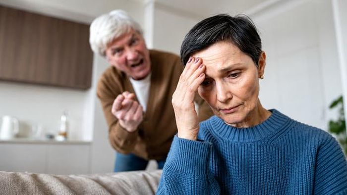 Một mối quan hệ tiêu cực có thể khiến tuổi già thêm mệt mỏi, vì vậy người khôn ngoan cần biết đặt giới hạn và giữ khoảng cách đúng lúc. Ảnh: iStock