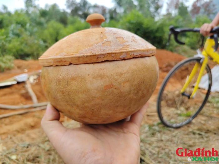 Hiện vật được phát hiện trong quá trình khai quật mộ gạch cổ. Ảnh: Hồ Hà.