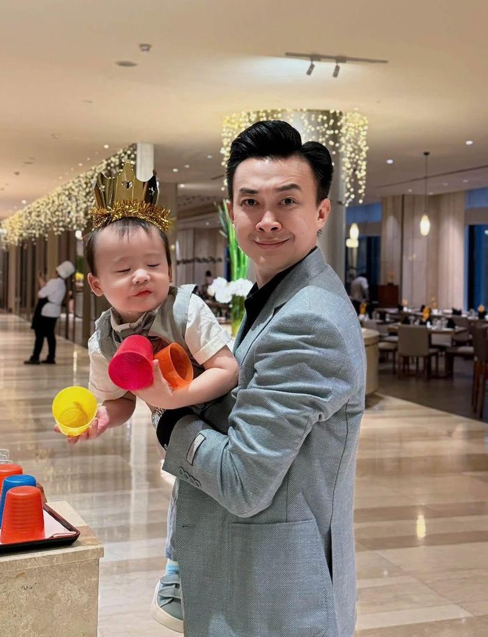 Sau khi con trai ra đời, Tô Ny chia sẻ việc chăm bé cùng vợ, khiến Ngân Anh thêm trân trọng nửa kia. Anh thành thạo bế con, cho uống sữa, thay tã. Nhờ có chồng tâm lý, đỡ đần nhiều việc, nhan sắc 31 tuổi không bị stress và cả hai càng thêm quấn quýt, mặn nồng.