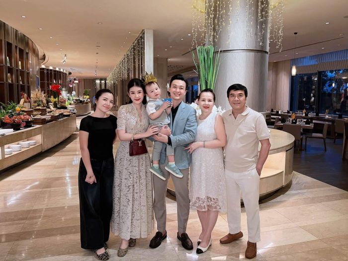 Bên cạnh đó, nét trẻ trung của bố mẹ chồng Hoa hậu Lê Âu Ngân Anh cũng gây chú ý. Cả hai đều rất phúc hậu và sang trọng. 