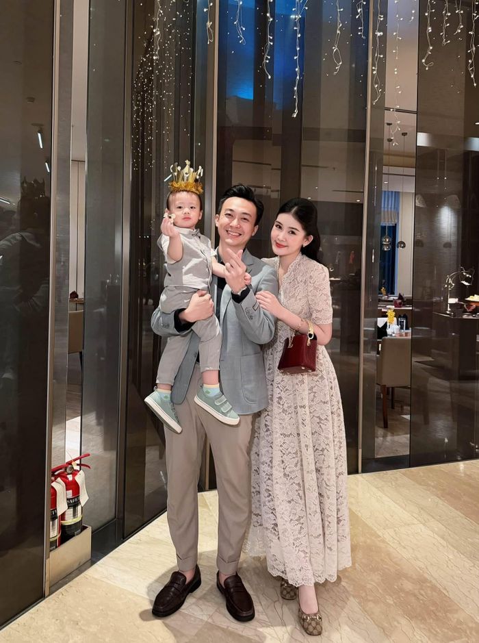 Theo Lê Âu Ngân Anh, trong công việc, Tô Ny luôn có tâm thế người dẫn đường - bước lên phía trước khi gặp việc khó, cố giữ mọi thứ ổn thỏa để những người đồng hành cảm thấy yên tâm. Còn lúc về nhà, anh lại "xàm xí" hết cỡ, bày trò chơi và dạy TiNo trên chặng đường con khám phá ngôn ngữ, cảm xúc và thế giới quan. Bởi vậy, nàng hậu gọi "nửa kia" là người mà cô "vừa thương, biết ơn, vừa thật lòng nể".