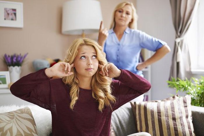 Với những bà mẹ chồng này, con dâu không phải người phụ nữ trưởng thành mà là kẻ cần phải uốn nắn, bằng lời nói và thái độ mỉa mai, bào mòn lòng tự trọng theo năm tháng. Ảnh minh họa