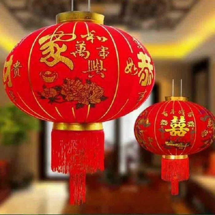Bạn có thể treo đèn lồng đỏ trước hiên nhà - sắc đỏmang ý nghĩa may mắn, dương khí dồi dào.