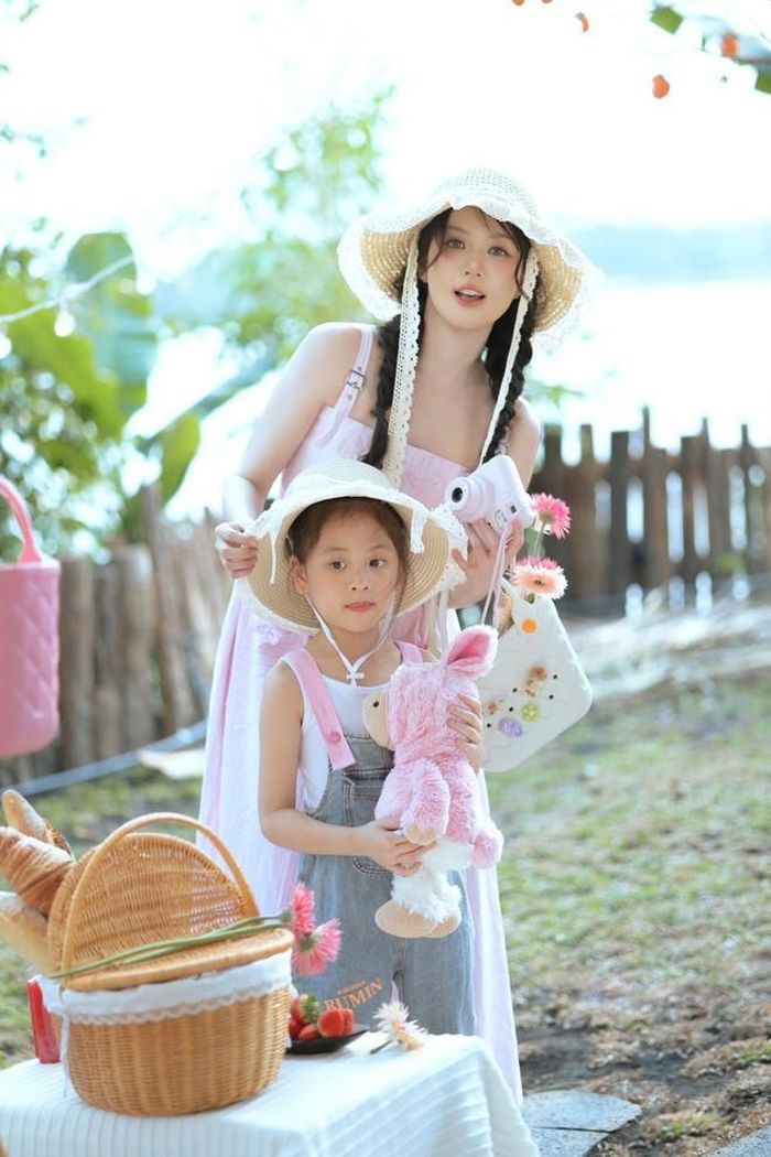 Ngọc Trinh và con gái nuôi là cháu ruột của mình. Cháu gái Ngọc Trinh 6 tuổi nhưng thần thái trên sàn catwalk chuyên nghiệp chẳng kém người lớn.