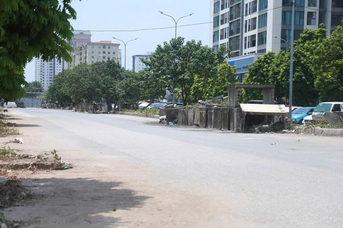 Dọc tuyến Trần Hữu Dực, nhiều ô tô đỗ, vật liệu xây dựng là bê tông để ngổn ngang tại những khu vực dự án đang thi công dở dang.