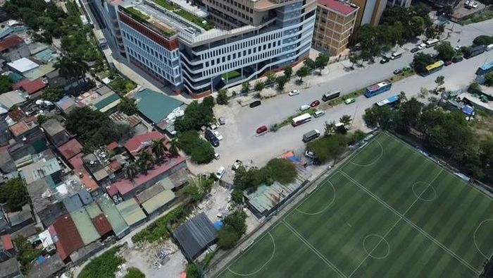 Tại tuyến Vũ Quỳnh, đoạn từ khu vực giao Trần Hữu Dực - Phạm Hùng hướng về đường Mễ Trì, một số hạng mục đã được hoàn thiện. Tuy nhiên, mặt đường lại đang được sử dụng làm nơi đỗ xe