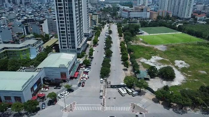 Tại khu vực tại ngã tư Lê Đức Thọ - Trần Hữu Dực hướng đi Phạm Hùng hiện nay được rào chắn còn nhiều hạng mục, cấu kiện và vật liệu phục vụ dự án. Tuy nhiên, phần mặt bằng này đồng thời xuất hiện nhiều ô tô đỗ.