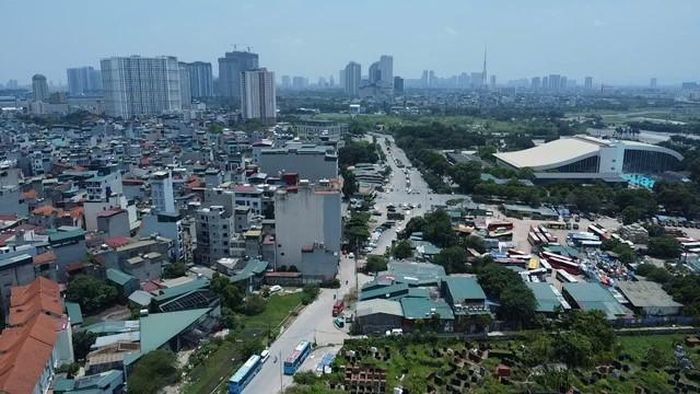 Tại khu vực nút giao đường Vũ Quỳnh với đường Tân An Bình, nơi công trình vẫn còn dang dở. Khu vực nút giao này hiện vẫn chưa hoàn thiện. Hằng ngày, nhiều phương tiện ra vào, dừng đỗ tại phần mặt bằng thuộc dự án.