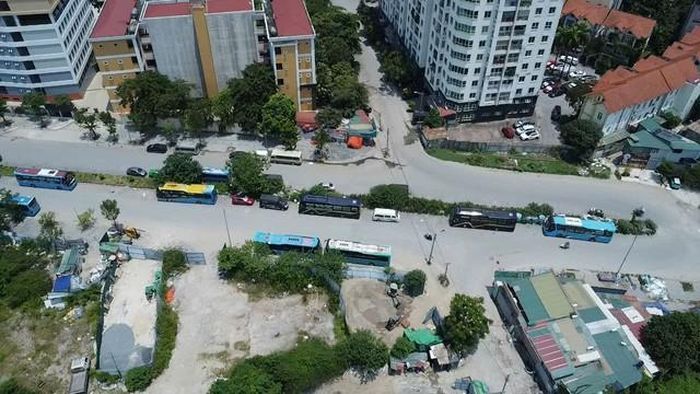 Theo ghi nhận, các phương tiện mang biển kiểm soát nhiều tỉnh, thành ở cả miền Bắc và miền Nam xuất hiện tại khu vực đường Vũ Quỳnh đang dang dở trở thành nơi tập kết phương tiện.
