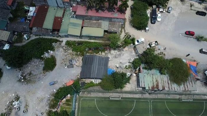 Cùng với ô tô đỗ la liệt, một số khu vực còn xuất hiện rác thải khiến cảnh quan đô thị trở nên nhếch nhác.