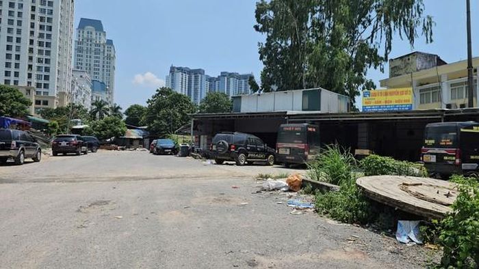 Càng về phía đường Mễ Trì, hiện trạng dự án vẫn còn nhiều bất cập. Một số công trình tạm được dựng lên, phục vụ các hoạt động kinh doanh, sửa chữa ô tô và thu mua phế liệu.
