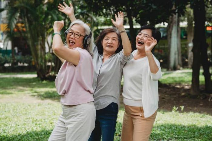 Tuổi già sẽ thêm nhiều niềm vui khi mỗi người biết giữ cho mình tinh thần cởi mở và những mối quan hệ tích cực. Ảnh minh họa: iStock