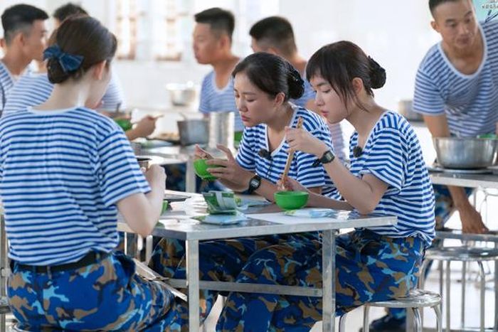 Văn Mai Hương ăn trưa cùng các nghệ sĩ.