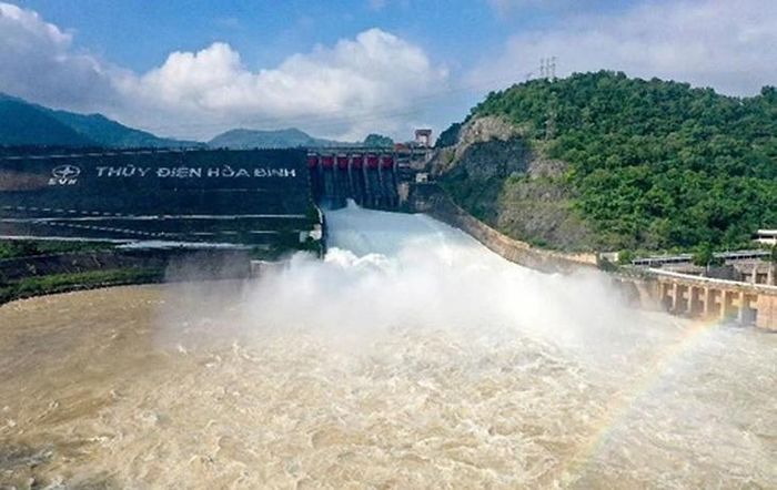 Thủy điện Hòa Bình đóng 1 cửa xả lũ sáng nay. Ảnh: PV