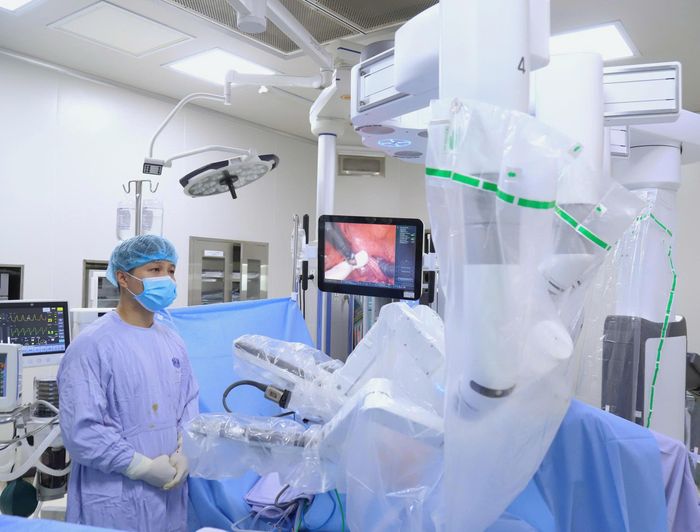 Y tế Việt Nam ngày càng ứng dụng và làm chủ nhiều kỹ thuật cao. Trong ảnh, đưa robot vào phẫu thuật ung thư tại Bệnh viện K.  Ảnh: Trần Hà