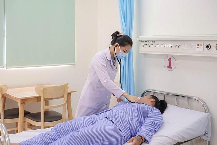 Bệnh nhân được thăm khám kỹ lưỡng trước khi xuất viện. Ảnh: BVCC