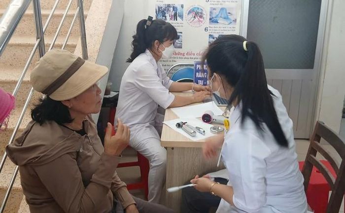 Thông tin khám của người dân được cập nhật vào Sổ sức khỏe điện tử để quản lý sức khỏe theo vòng đời. Ảnh: HĐ.