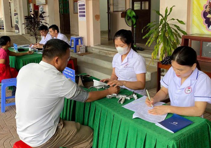 Người dân được kiểm tra đường huyết, một trong những nội dung sàng lọc bệnh đái tháo đường. Ảnh: CSCC.