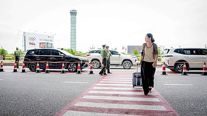 Vừa xuống sân bay Nội Bài, hành khách cần cảnh giác trước những lời mời chào đi xe tưởng như tiện lợi nhưng có thể khiến mình phải trả thêm tiền, không đảm bảo quyền lợi. (Ảnh Cảng HKQT Nội Bài)