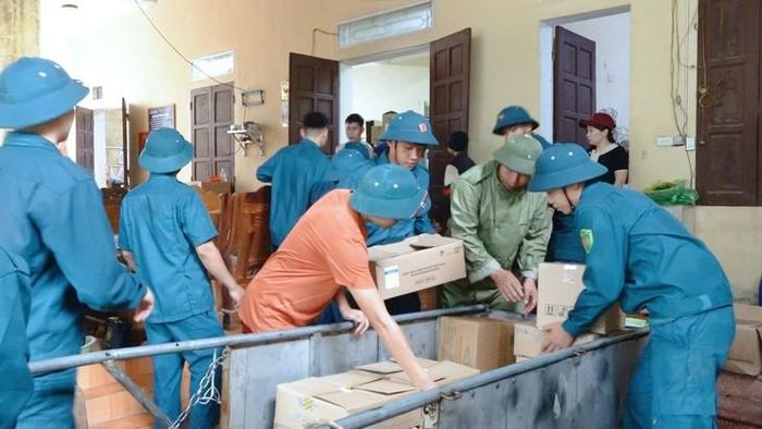 Các lực lượng chức năng hỗ trợ Nhân dân di dời tài sản. Ảnh: UBND xã Quan Sơn.