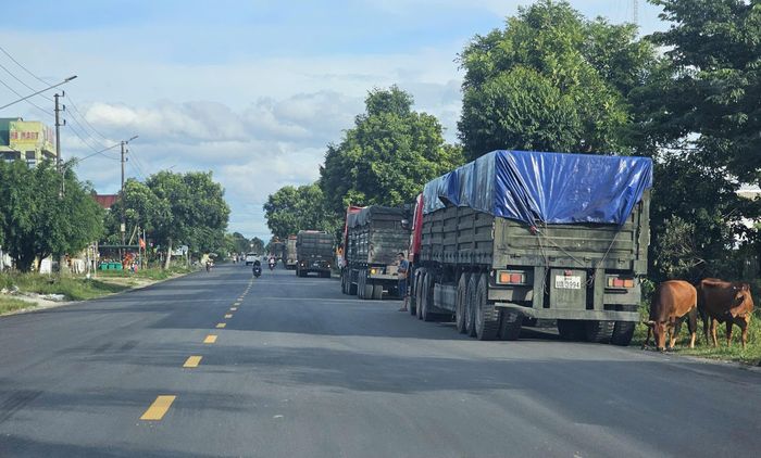 Để tăng cường bảo đảm an toàn giao thông, các đơn vị vận chuyển than phải có biên bản cam kết với tài xế và tổ chức điều hành phương tiện lưu thông theo từng đoàn không quá 10 xe. Ảnh: H.Dũng.