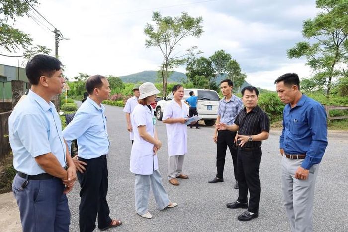 Lãnh đạo CDC Hà Tĩnh trao đổi với chính quyền địa phương và Trạm y tế xã Kỳ Hoa. Ảnh: Nhật Thắng.