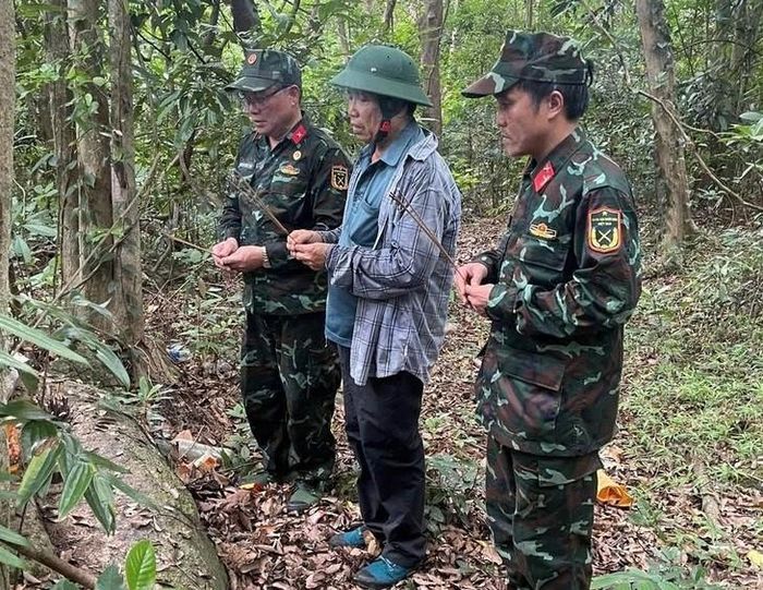 Khảo sát thực địa tại khu vực, nơi các liệt sĩ Đội phẫu 5 hy sinh. Ảnh: Quang Cường