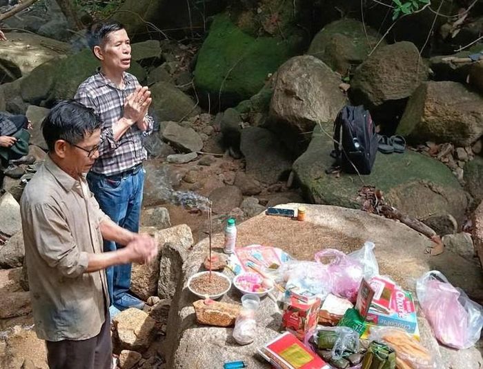 Các nhân chứng thắp nhang tưởng nhớ các liệt sĩ ở khu vực Hố Chuối. Ảnh: Quang Cường