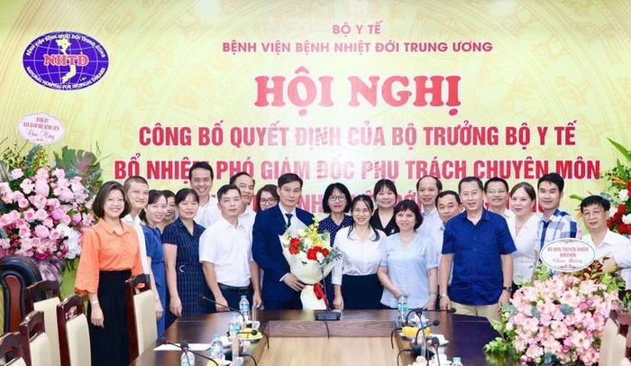 Lãnh đạo Bộ Y tế, lãnh đạo bệnh viện và tập thể cán bộ Bệnh viện Bệnh Nhiệt đới Trung ương chúc mừng tân Phó Giám đốc Vũ Đình Phú. Ảnh: Đặng Thanh