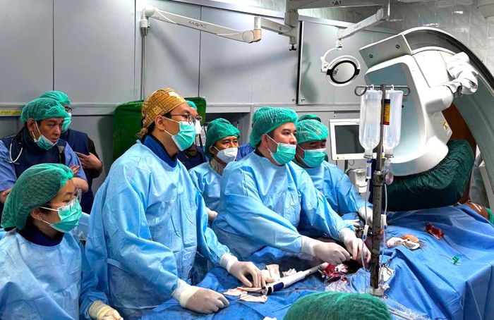 Ê kíp thực hiện kỹ thuật thay van động mạch chủ qua ống thông (TAVI). Ảnh: NVCC.