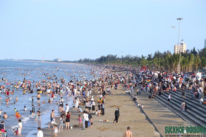 Biển Cửa Lò đông đúc du khách trong những ngày cao điểm mùa hè. (Ảnh: Song Hoàng)