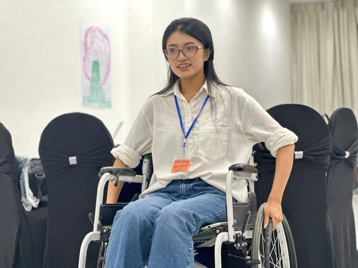 Người làm báo và sinh viên báo chí tham gia các hoạt động trải nghiệm thực tế tại tọa đàm: học ngôn ngữ ký hiệu cùng người khiếm thính, đeo băng che mắt dùng gậy di chuyển qua chướng ngại vật và điều khiển xe lăn để nhận diện trực quan các rào cản.