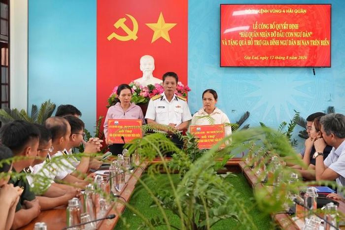 Đại diện Bộ Tư lệnh Vùng 4 Hải quân trao quà hỗ trợ gia đình các ngư dân có người bị nạn trên biển. Ảnh: Minh Châu.