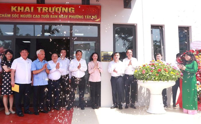 Thứ trưởng Bộ Y tế Trần Văn Thuấn và Phó Chủ tịch UBND TP Hà Nội Vũ Thu Hà cùng đại biểu thực hiện nghi thức khai trương mô hình thí điểm chăm sóc sức khỏe người cao tuổi ban ngày. Ảnh: Ngọc Tú