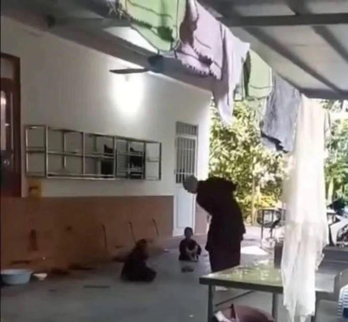 Cháu bé bị đánh liên tiếp. Ảnh cắt từ clip trên mạng xã hội.