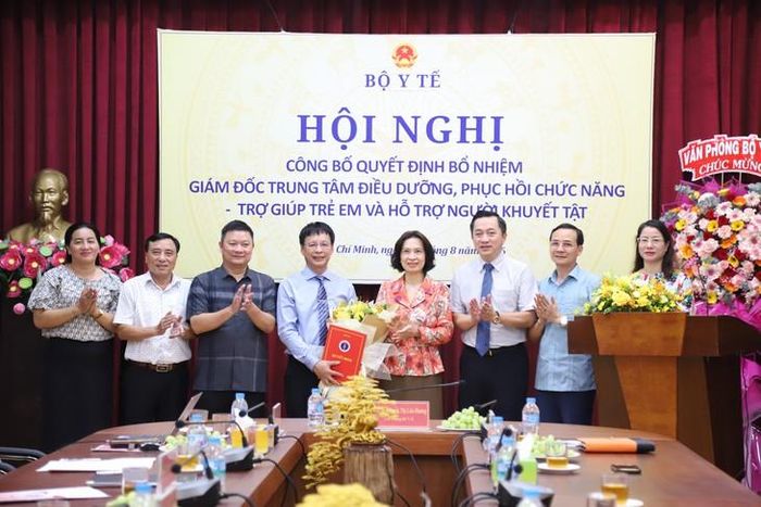 Thứ trưởng Bộ Y tế đề nghị Giám đốc Trung tâm Điều dưỡng - Phục hồi chức năng, Trợ giúp trẻ em và Hỗ trợ người khuyết tật dẫn dắt trung tâm ngày càng phát triển. Ảnh: P.Thương.