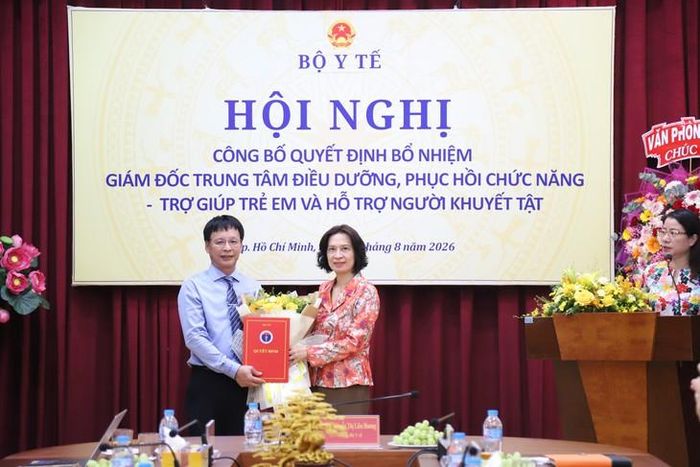 PGS.TS Nguyễn Thị Liên Hương - Thứ trưởng Bộ Y tế trao quyết định bổ nhiệm. Ảnh: P.Thương.