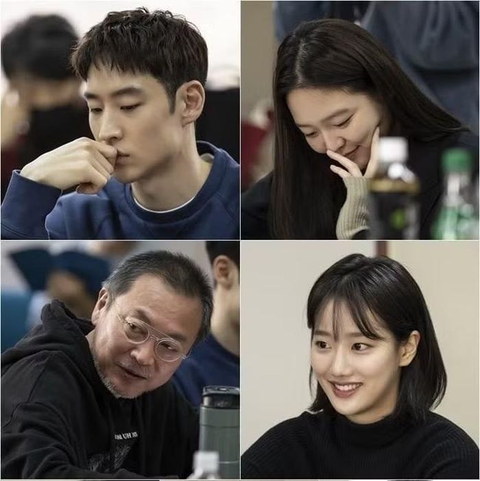 Lee Na Eun (ngoài cùng bên phải, tóc ngắn) tham gia buổi đọc kịch bản Taxi Driver với dàn diễn viên của phim.