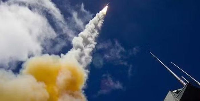 Đô đốc Brad Cooper, chỉ huy Bộ tư lệnh Trung tâm Mỹ (CENTCOM), từng cho biết mạng lưới phòng không tích hợp tại Trung Đông đã đánh chặn hơn 6.000 UAV tấn công một chiều và hơn 1.500 tên lửa đạn đạo nhằm vào lực lượng Mỹ, Israel và các đối tác Arab.