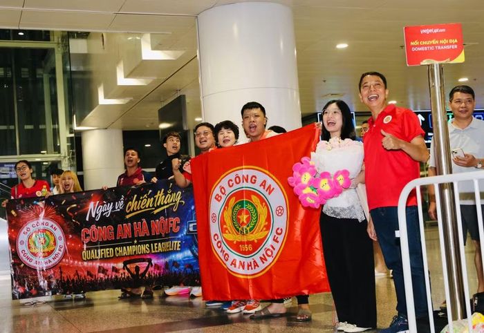 Ngoài sảnh, rất đông cổ động viên đã chờ sẵn, hô vang "Công an Hà Nội" và gọi tên các cầu thủ