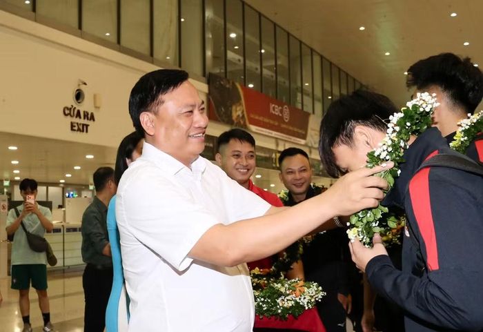 Đại tá Nguyễn Tiến Đạt - Phó Giám đốc CATP Hà Nội, Chủ tịch CLB Công an Hà Nội, trao vòng nguyệt quế, tặng hoa chúc mừng các thành viên đội bóng