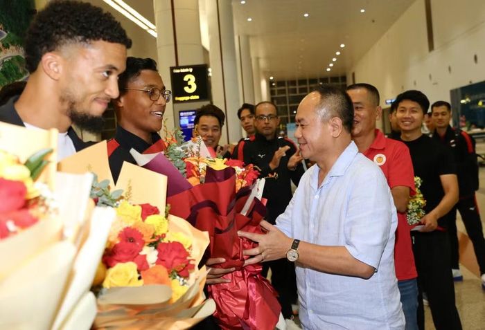 Đồng chí Giám đốc CATP Hà Nội đồng thời tặng hoa, chúc mừng trung vệ Việt kiều Pháp - Adou Minh vừa nhập quốc tịch Việt Nam thành công, sẵn sàng cống hiến cho CLB Công an Hà Nội và đội tuyển Quốc gia (nếu được triệu tập), trong tư cách một cầu thủ Việt